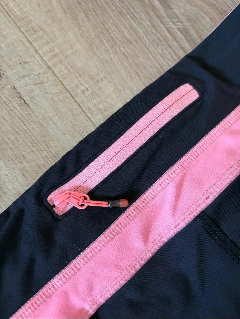 lululemon Women’s Size 6 Black Pink Cropped Athletic Leggings 21.5” Inseam